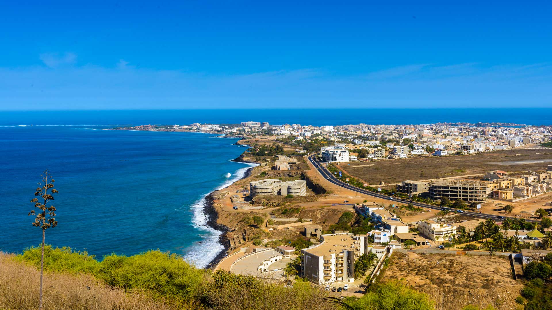 À la pointe ouest du continent africain, Dakar la capitale du Sénégal est un carrefour entre l’Afrique et l’Occident Dakar s’impose aujourd’hui comme le centre de ralliement politique, économique et culturel de toute l’Afrique de l’ouest.
