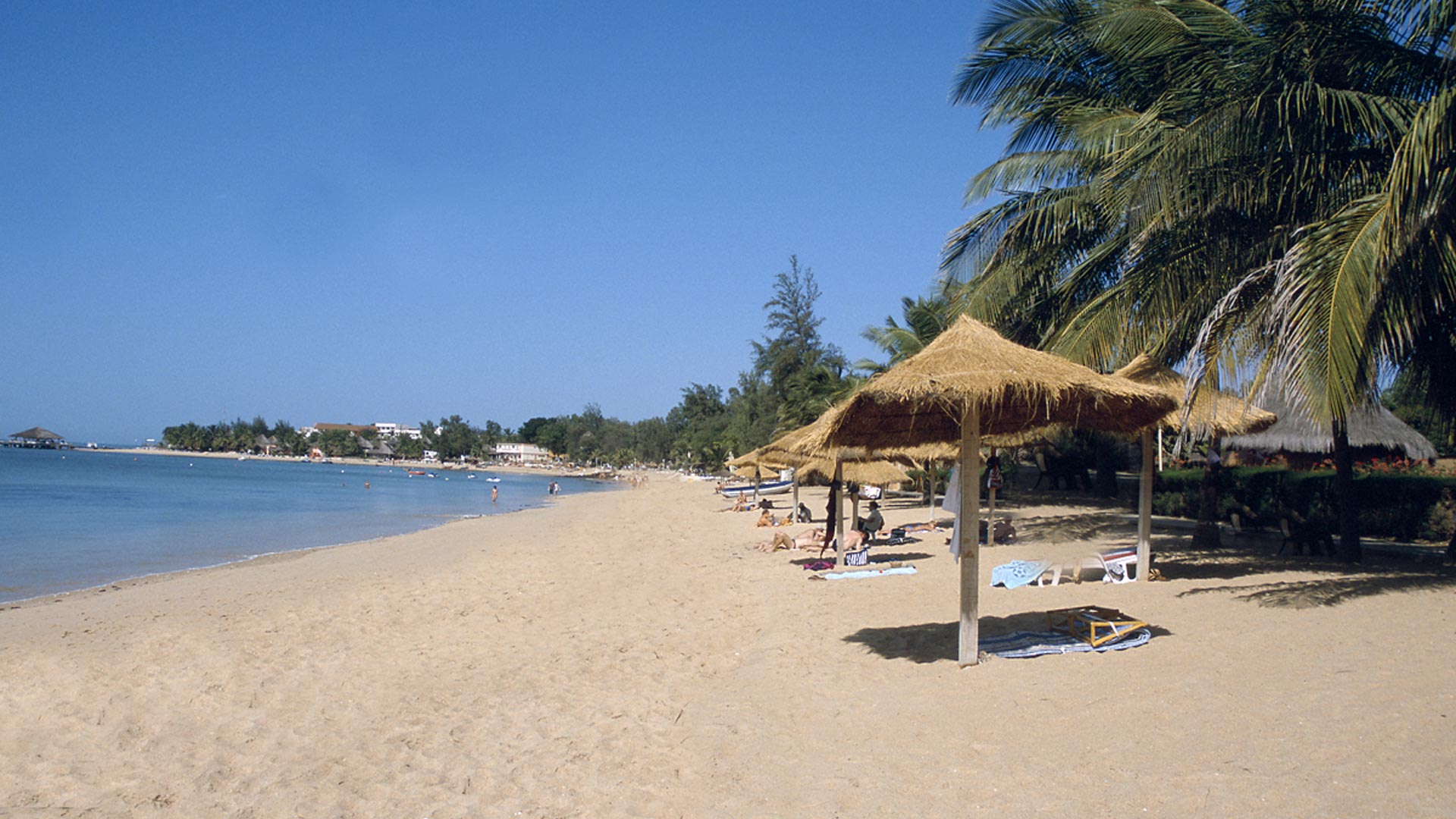 Plage de Saly, Sénégal Cette zone balnéaire qui est depuis les années 80 la « coqueluche » des grands groupes hôteliers et immobiliers, attire à elle seule la moitié des touristes occidentaux.