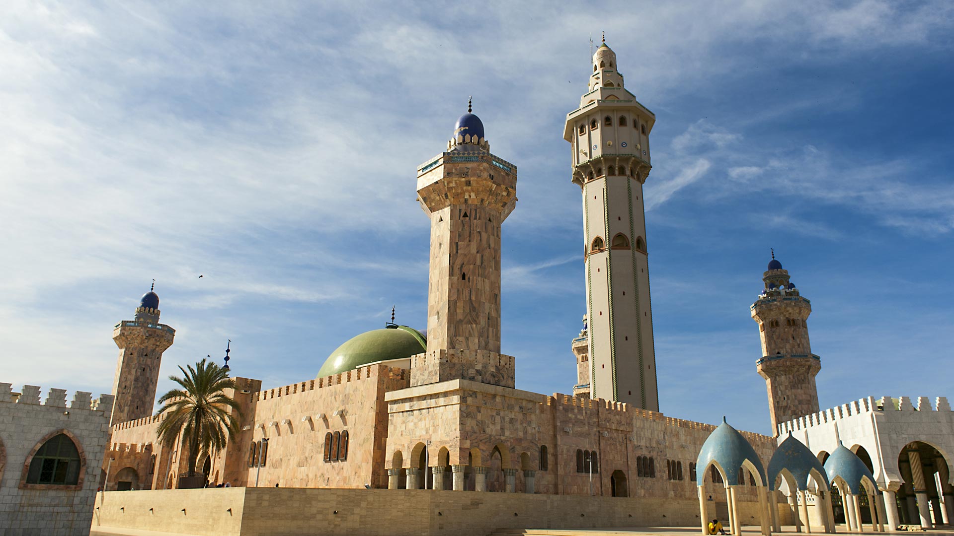 Touba, Sénégal, parfaite corrélation entre le tourisme et spiritualité Le Magal de Touba et le Gamou de Tivaoune accueillent des millions de visiteurs (nationaux et internationaux) lors des principaux événements religieux qui s’y tiennent chaque année.